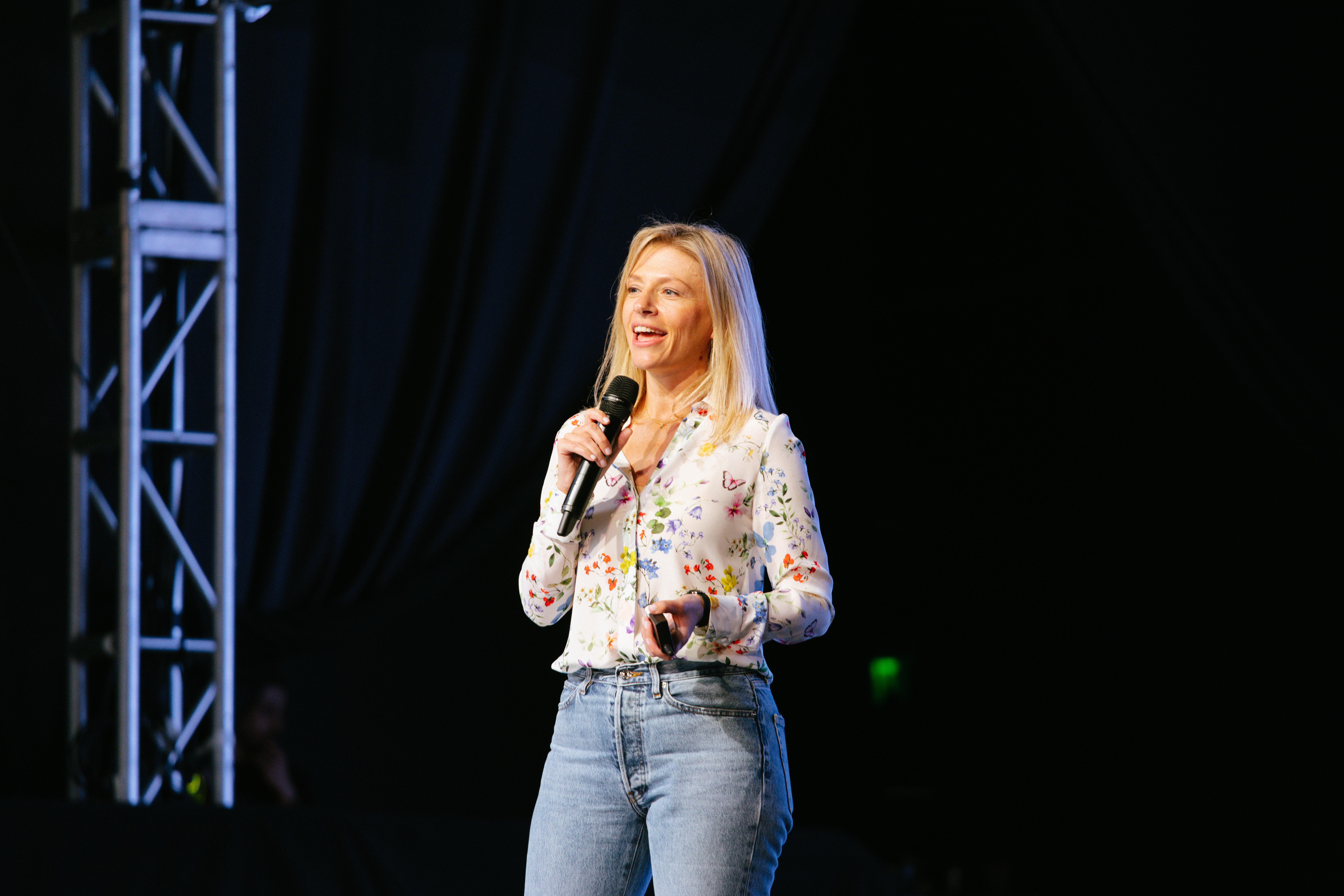 Shelley Osborne speaking on stage
